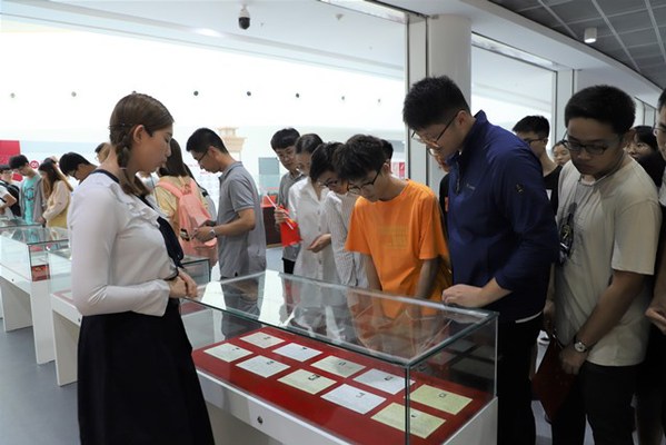辅导员党支部与学生党员共同观看“与共和国同行”展览 杨扬摄影 辅导员党支部与学生党员共同观看“与共和国同行”展览 杨扬摄影