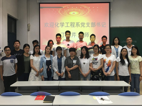丁传芹与学生党员合影 吕玉翠摄影 丁传芹与学生党员合影 吕玉翠摄影