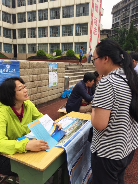 耿春香在六盘水第四中学进行宣传 耿春香在六盘水第四中学进行宣传
