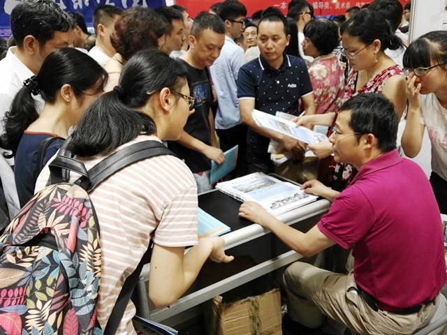 戴永胜耐心回答学生提问 戴永胜耐心回答学生提问
