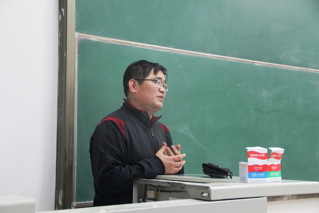 副院长王振波讲解就业形势 何志军摄影 副院长王振波讲解就业形势 何志军摄影