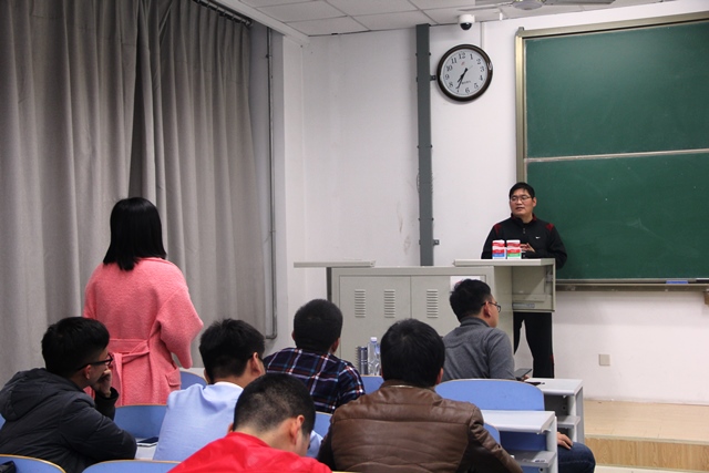 学生现场提问 何志军摄影 学生现场提问 何志军摄影