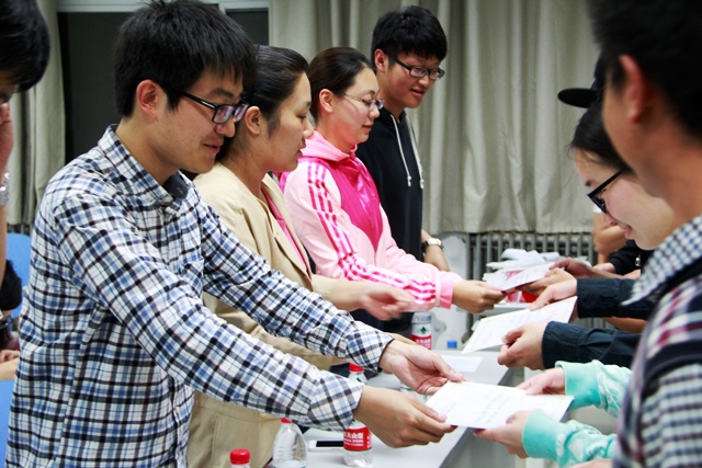 老师们为获奖学生颁奖 王玉娟摄影 老师们为获奖学生颁奖 王玉娟摄影